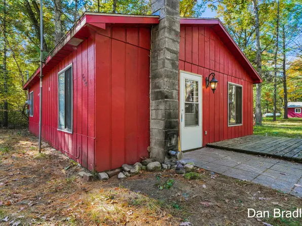 8637 Mackinaw Trail Dr, Howard City, MI 49329