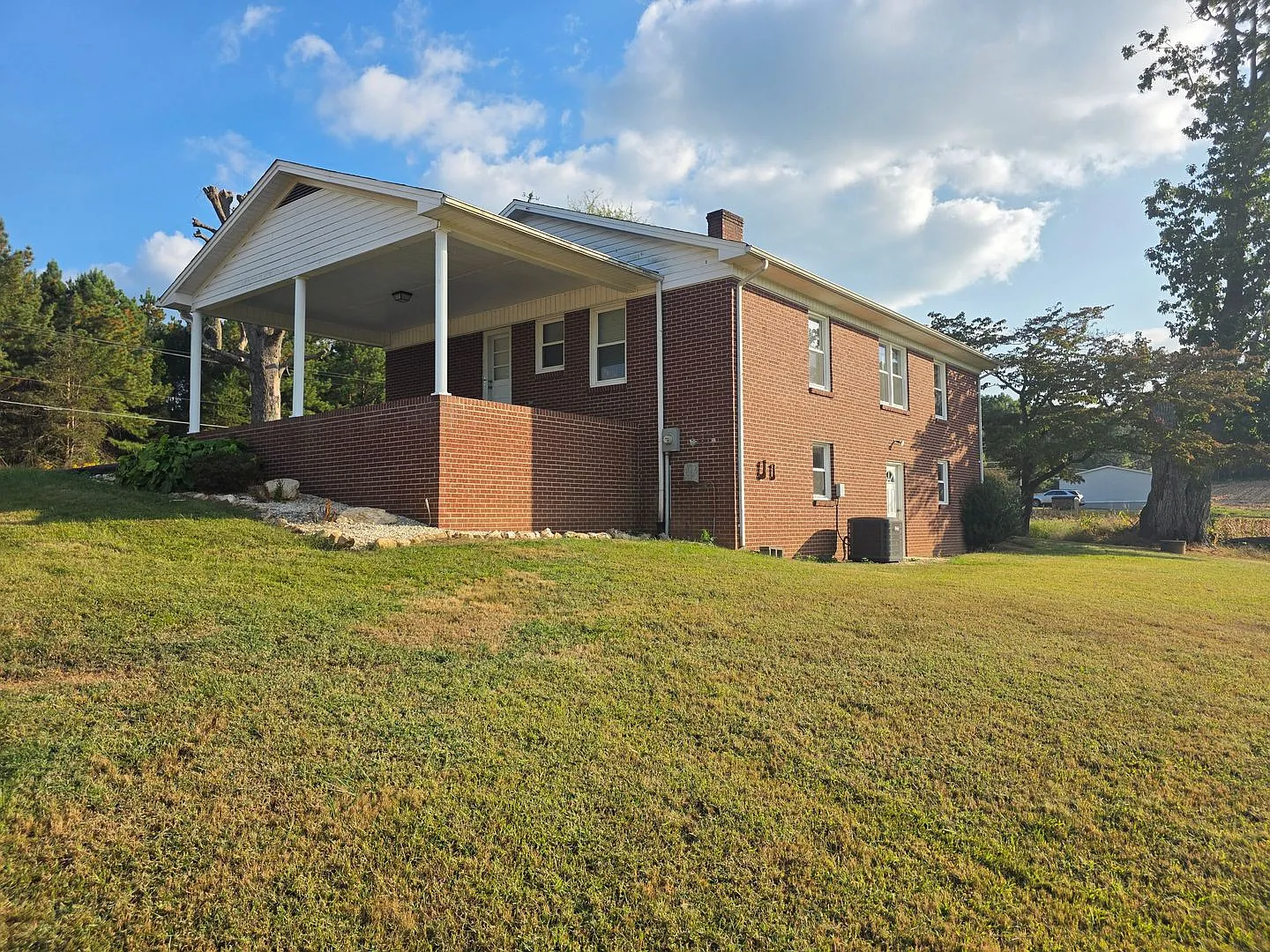 3 bed 1 Bath Brick Rancher Full Basement Siloam — Photo 2