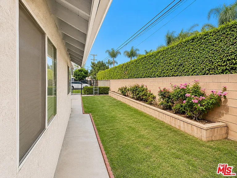 8950 Serapis Ave #10 — Photo 9