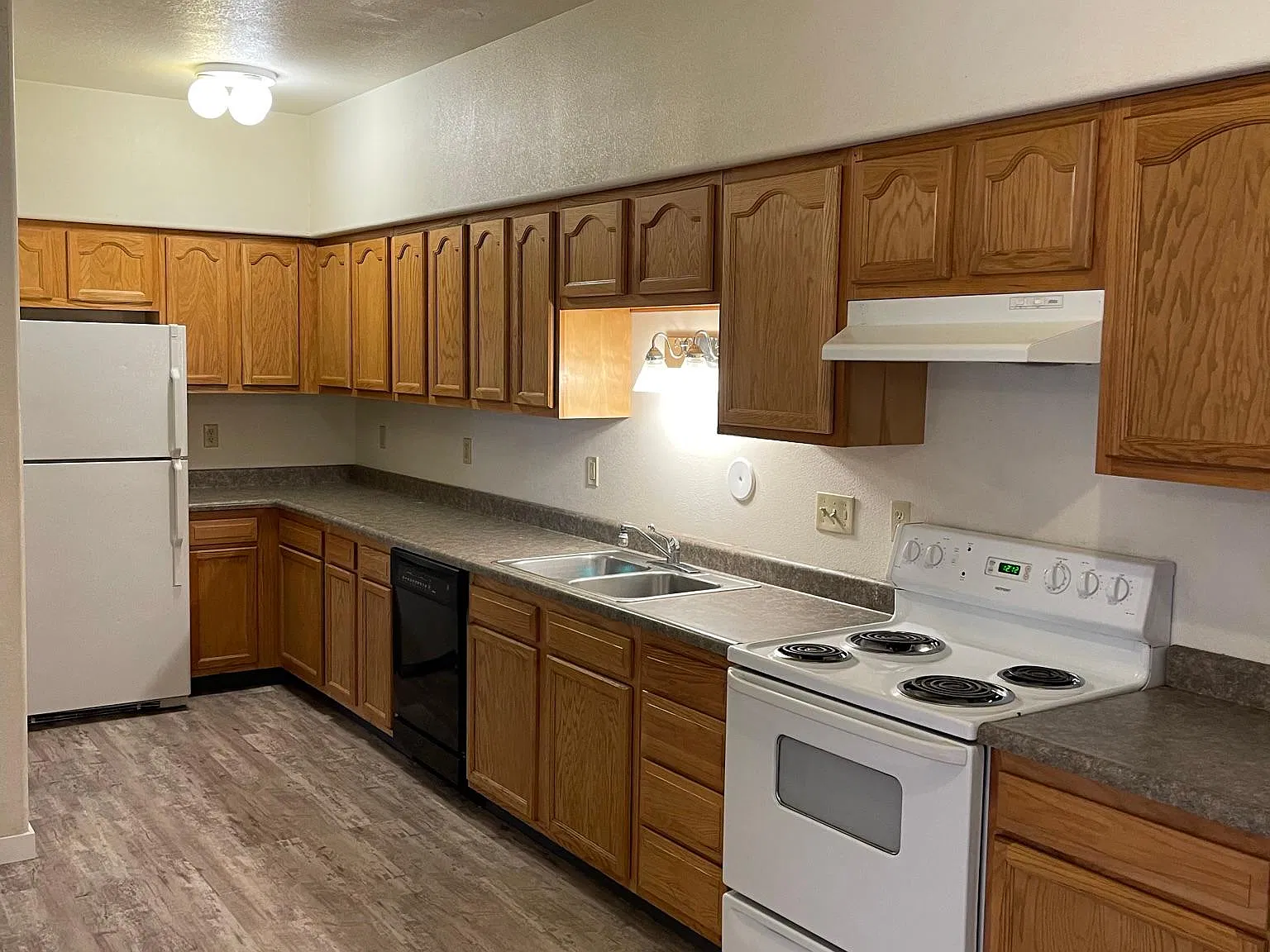 313 S Gilbert St — Photo 2
