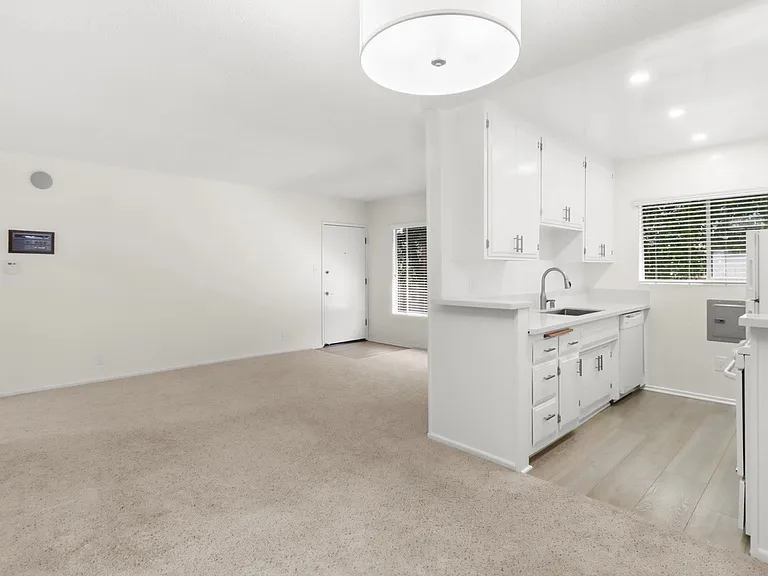 1226 McClellan Dr #5 — Photo 1