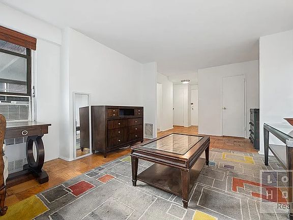 3rd image of 385 Grand St APT L902