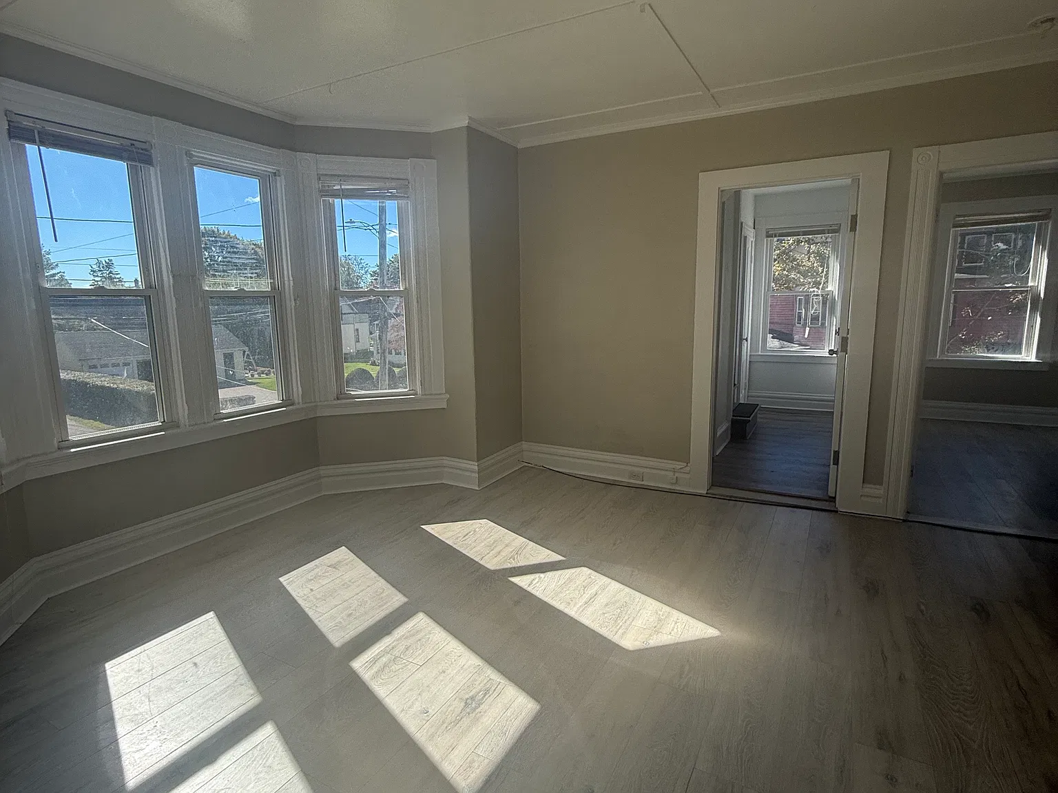 3 bed, 1000 sqft, $2,200 — Photo 3