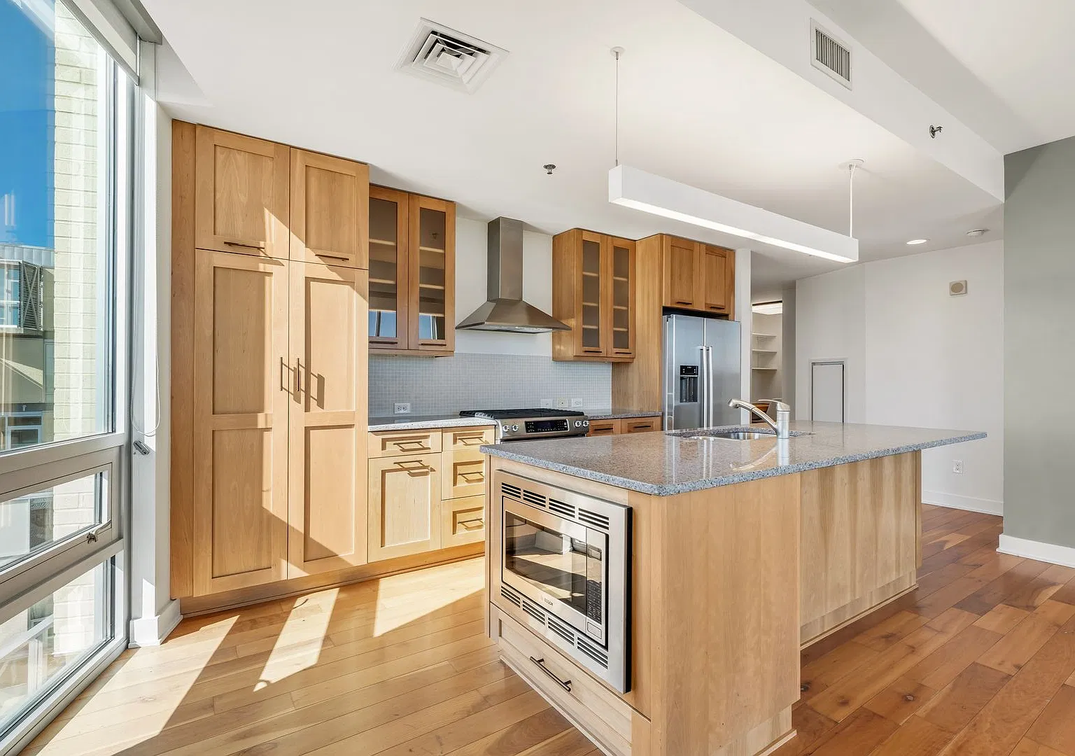 Beautiful luxury Condo, Miles of views in the Heart of Downtown Chapel Hill — Photo 4