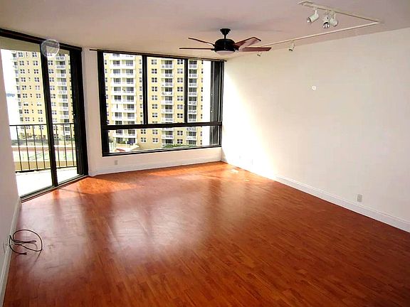 4th image of 520 Brickell Key Dr #911