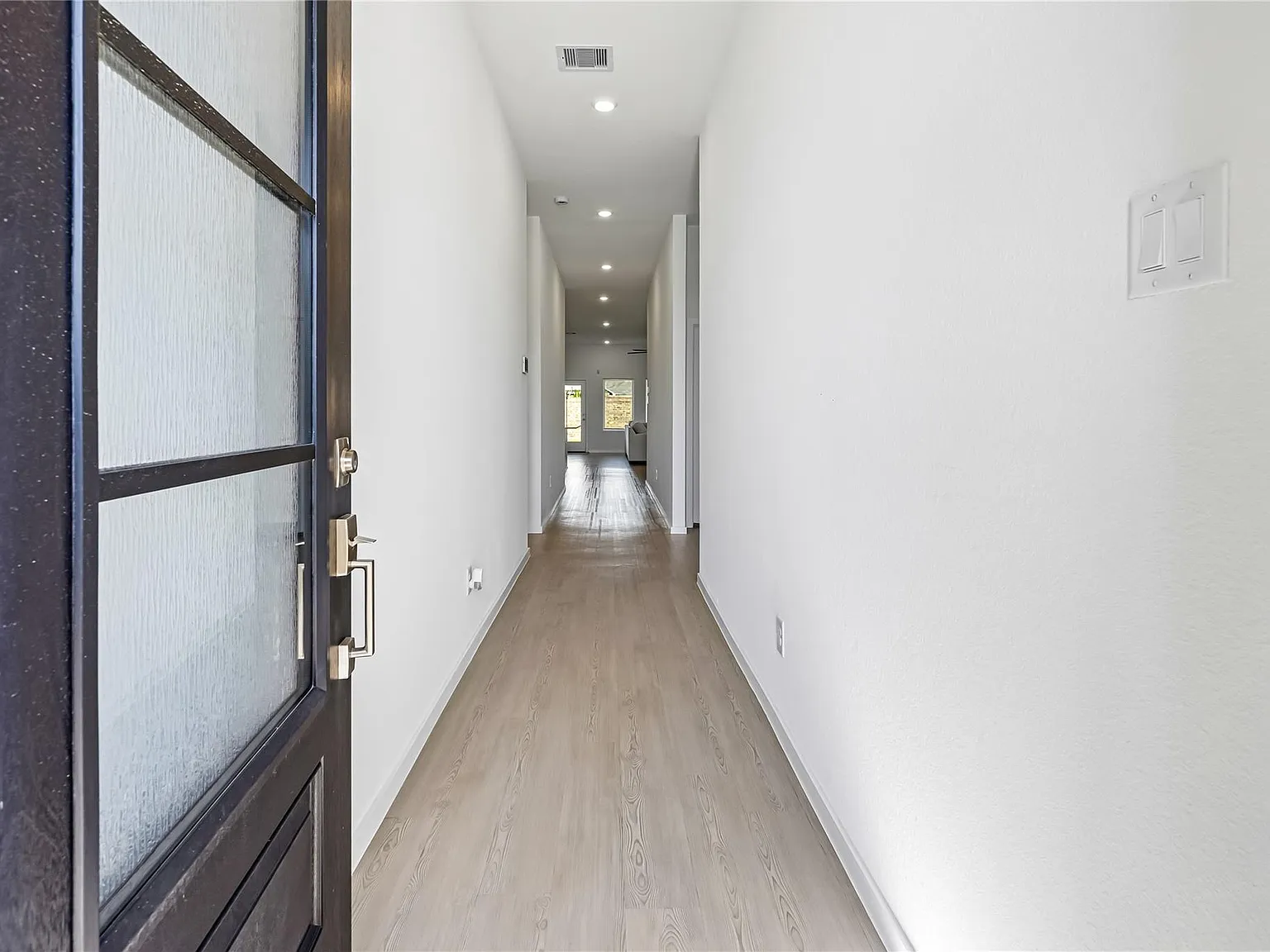 4 bed, 2.0 bath, 1910 sqft, $2,550 — Photo 4