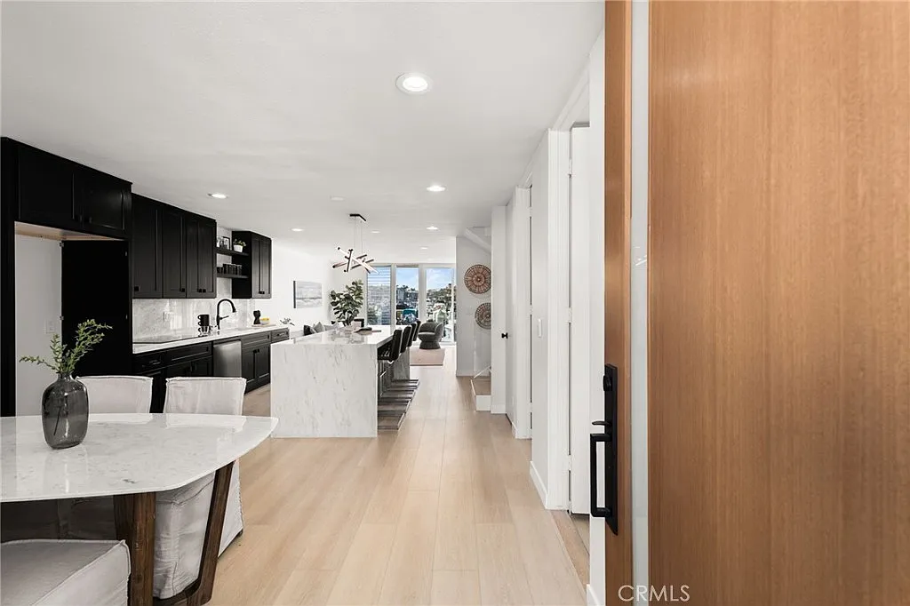 2 bed, 2.5 bath, 1500 sqft, $6,500 — Photo 3