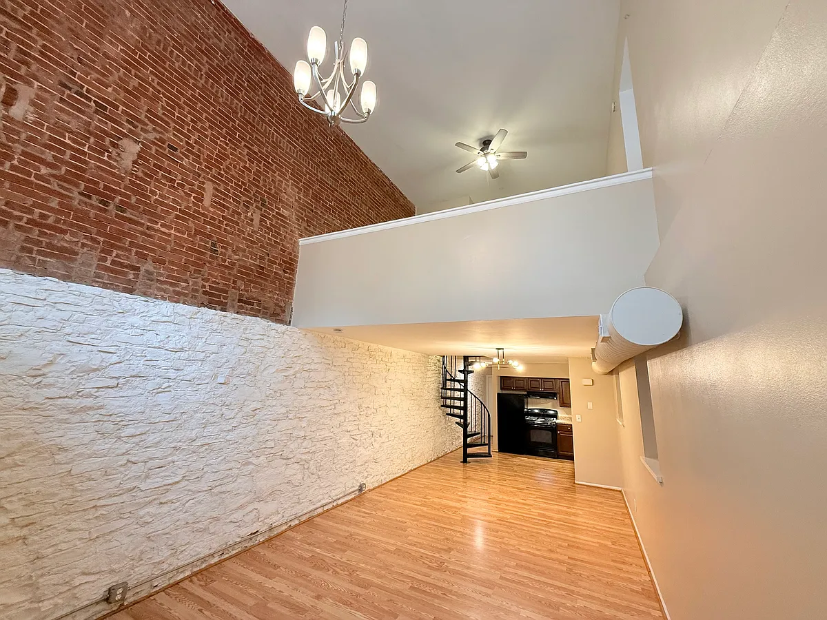Building Photo - 2406 S 11th St #B