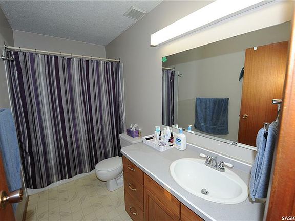 5th image of 228 Carleton Dr