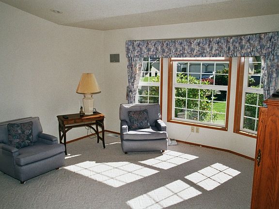 4th image of 109 Carl Sandburg Dr