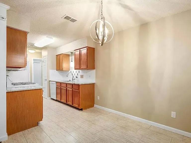 2704 Crownspoint Dr — Photo 9