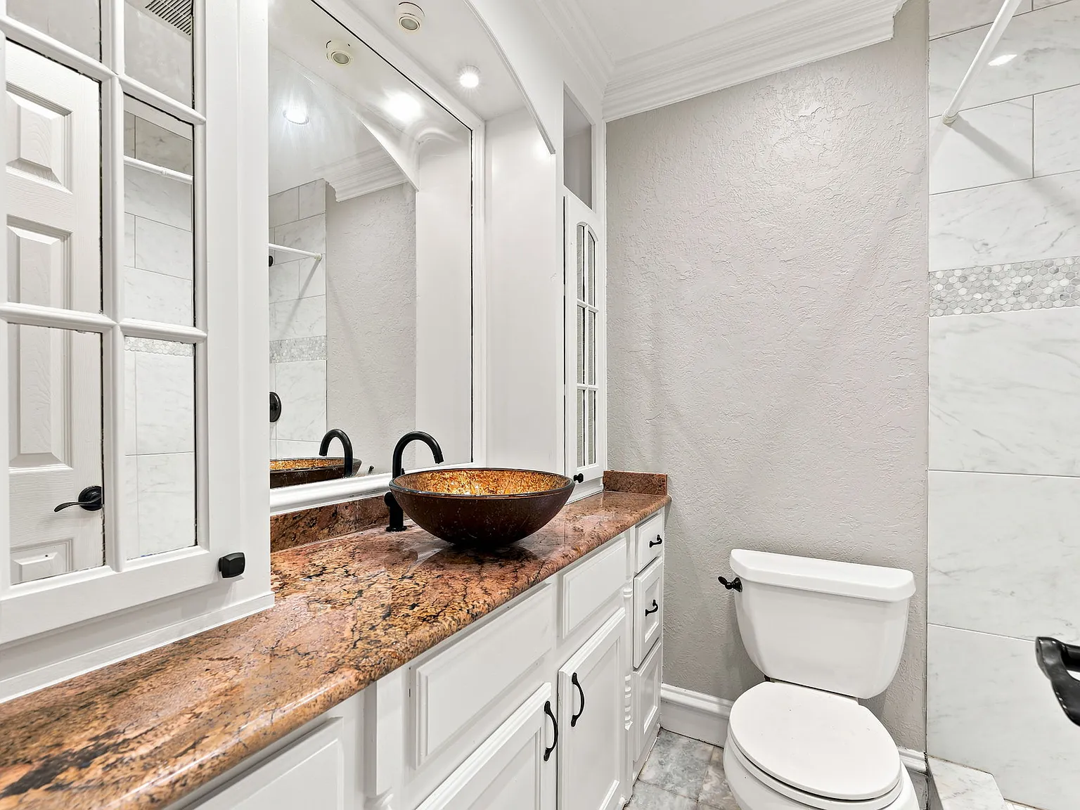 3 bed, 1234 sqft, $2,300 — Photo 4