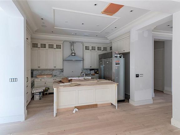 3rd image of 643 N Park Ave