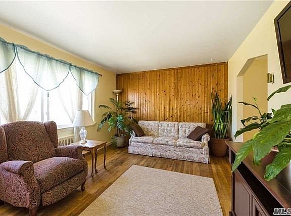 2nd image of 11 Greenbriar Ln