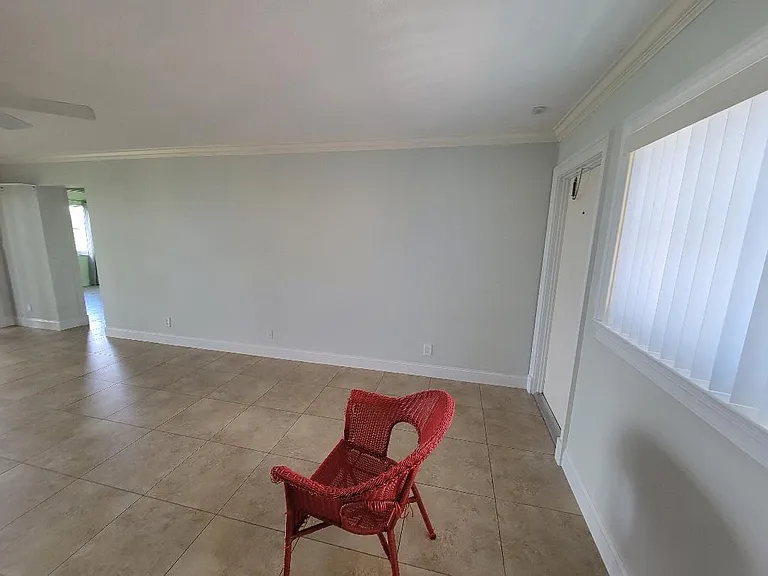 941 Crystal Lake Dr — Photo 4