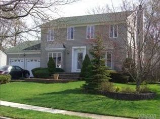 18 Tara Ln, Commack, NY 11725