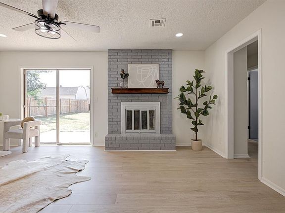 3rd image of 612 W Perry Dr