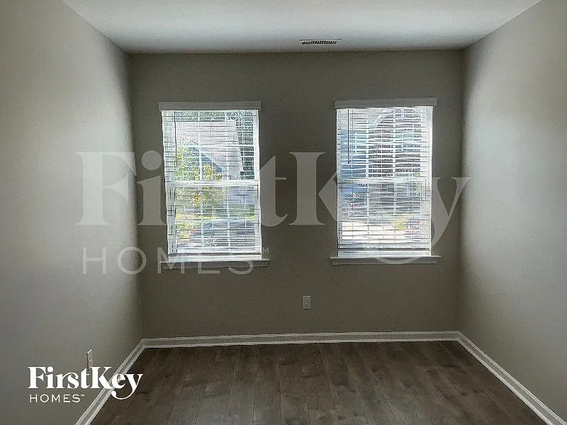 3 bed, 2.0 bath, 1820 sqft, $2,335 — Photo 2