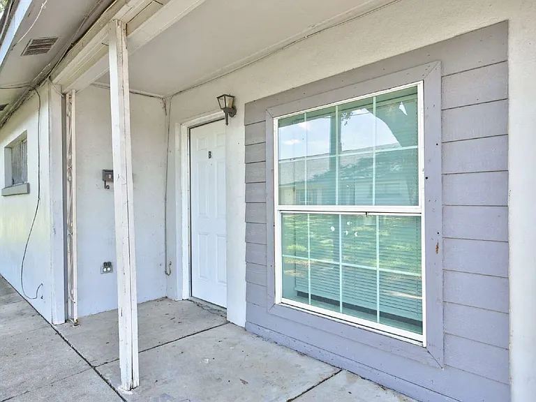 1120 Valley View Dr #B1 — Photo 2