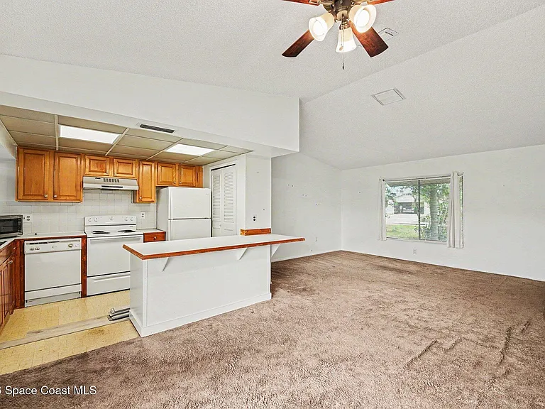 2106 Tarrytown Ln NE — Photo 6
