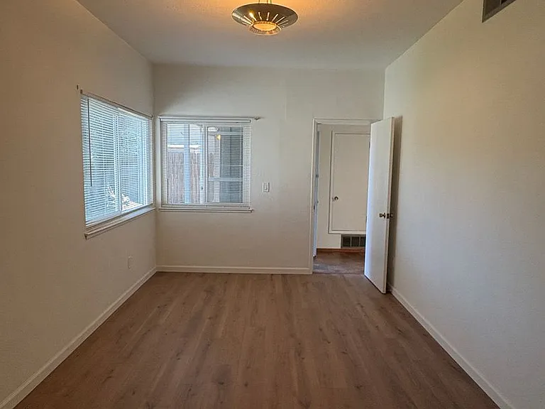 3046 Notre Dame Dr — Photo 2