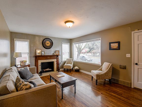 3rd image of 785 E Elgin Ave