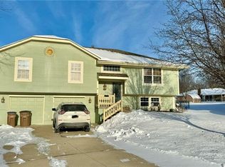 318 Shenandoah Dr, Raymore, MO 64083