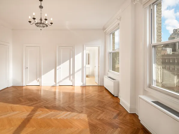 550 Park Avenue image 14 of 26