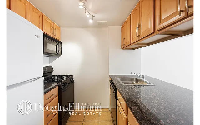 Rented by Douglas Elliman | media 19