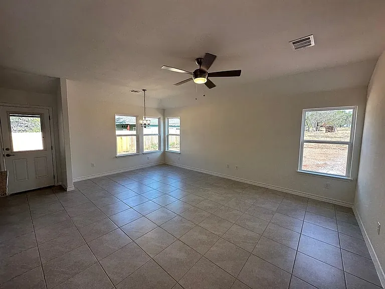 822 Driftwood Ln — Photo 10