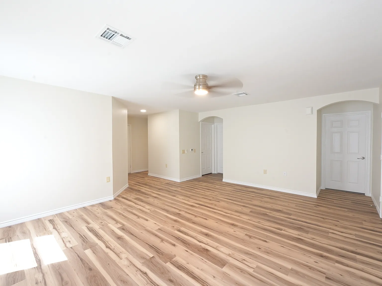 3 bed, 1194 sqft, $1,800 — Photo 2