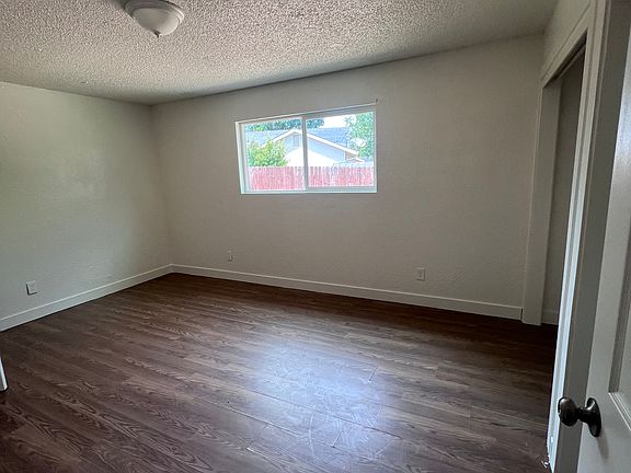 4th image of 901 Lenore Ct #B