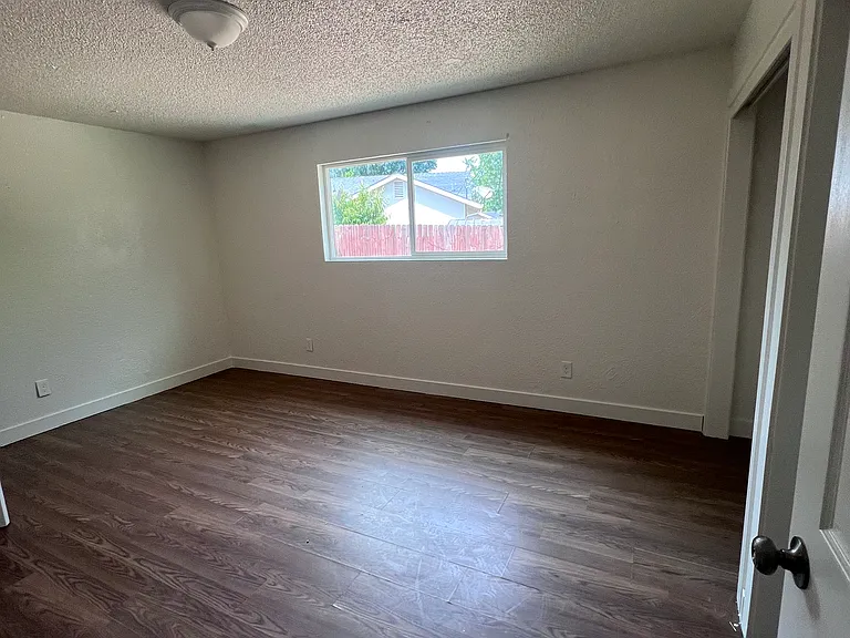 901 Lenore Ct #B — Photo 4