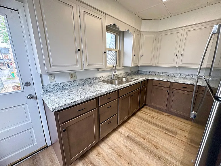 923 W Princess St — Photo 12