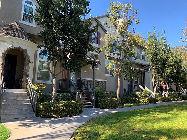 8 Warmspring Ln — Photo 1