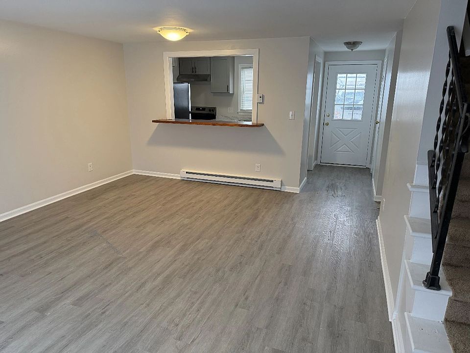 1st image of 20 Carriage Ln APT 6