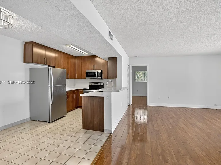 400 Palm Cir W #306 — Photo 2