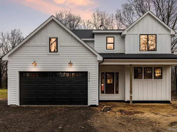 9046 Cedar Island Rd, White Lake Township, MI 48386