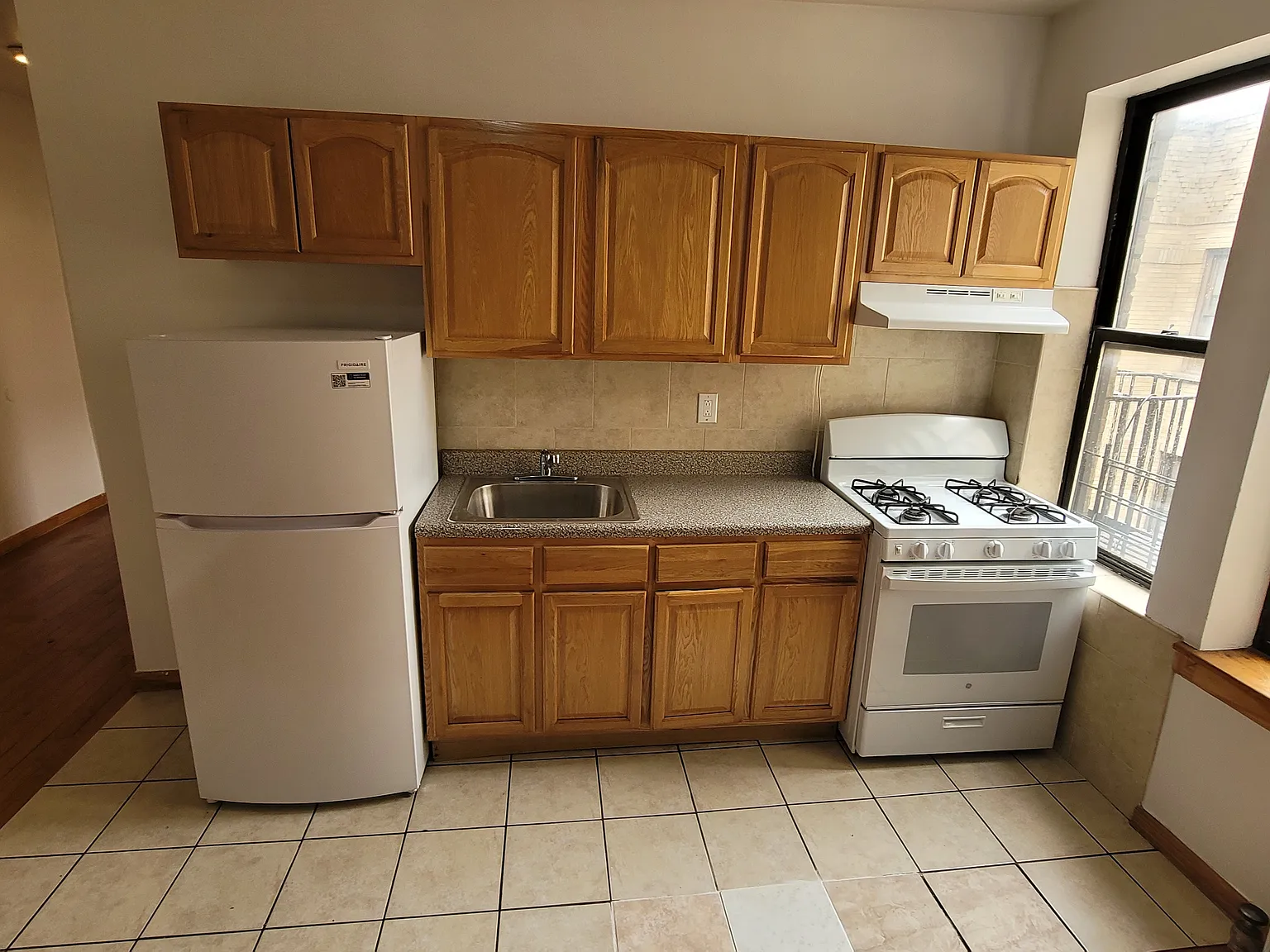2 bed, 710 sqft, $2,100 — Photo 3