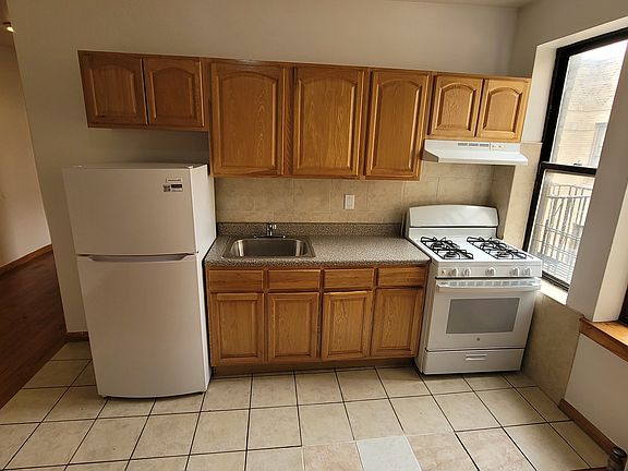 3rd image of 1066 Ward Ave #1E