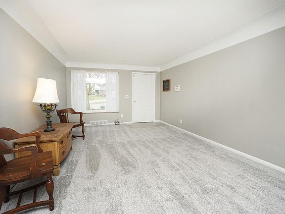 4th image of 1042 Hollytree Dr