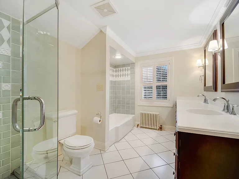 120 E 8th St — Photo 18