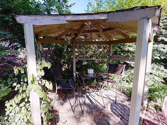 4th image of 701 E Farnum Ave