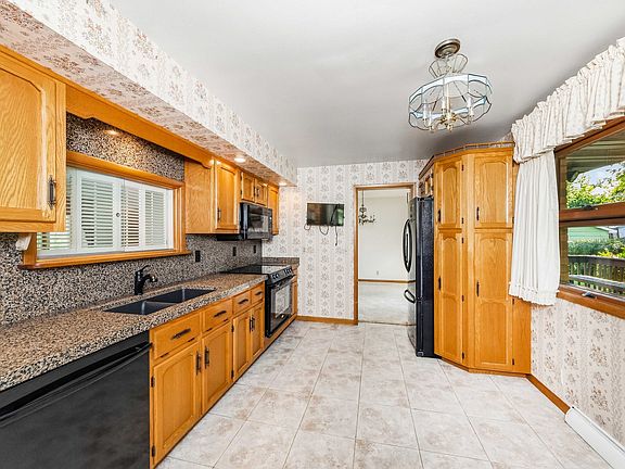 4th image of 641 W 6th St
