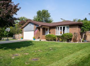 319 N Marcella Rd, Mount Prospect, IL 60056