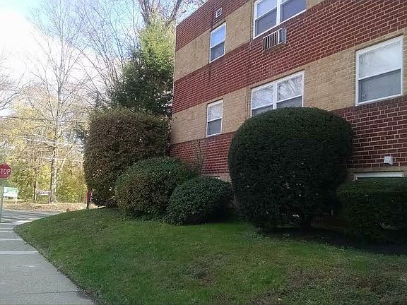 3rd image of 601 Park Ln