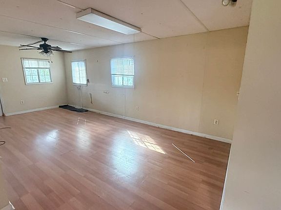 4th image of 21117 Catawba Ave