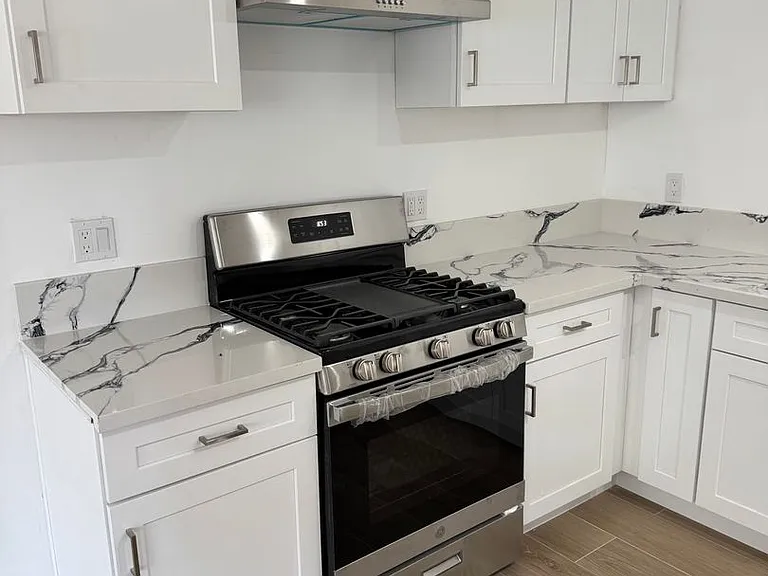 Van Ness Apartments — Photo 10