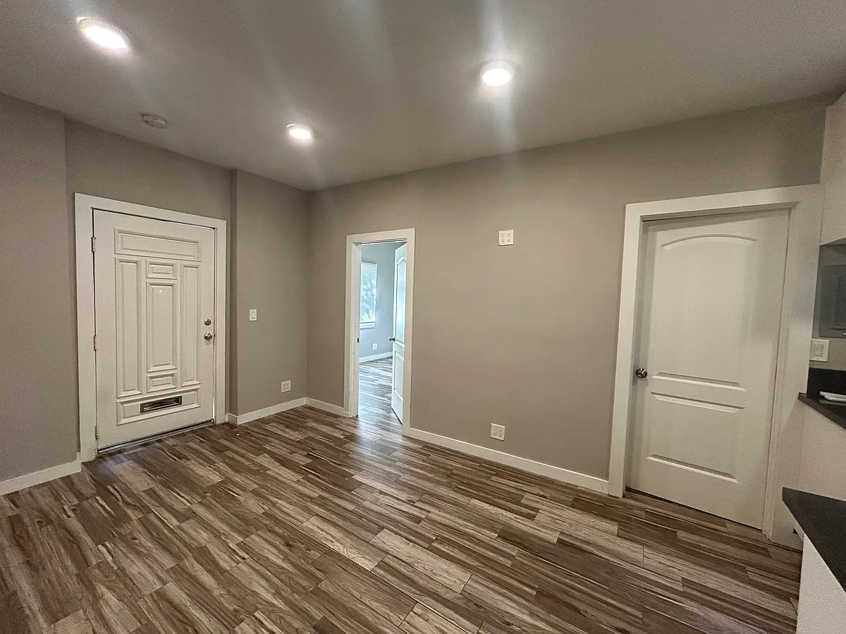 Living room - 624 Linden Ave