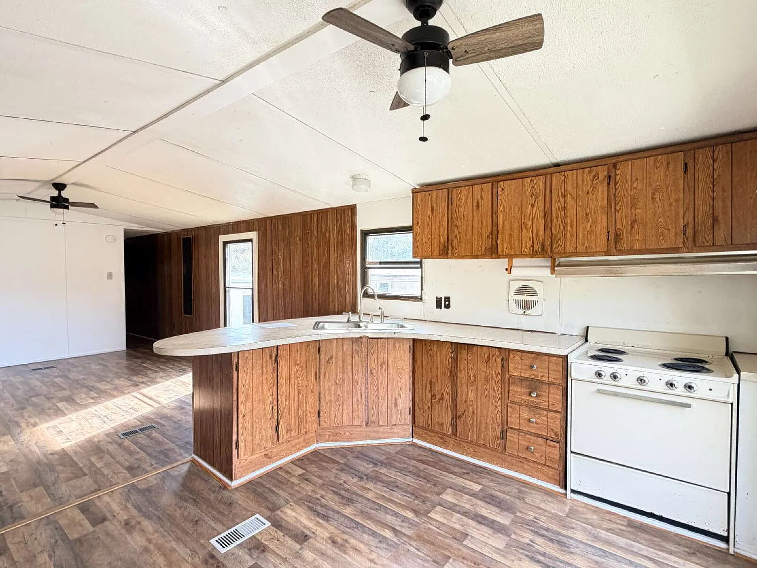 2 bed, 1.0 bath, $1,400 — Photo 3